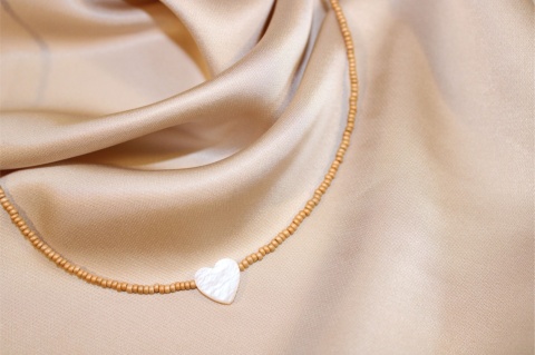Delikatny naszyjnik z masą perłową