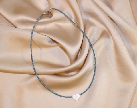 Delikatny naszyjnik z masą perłową