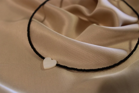 Delikatny naszyjnik z masą perłową