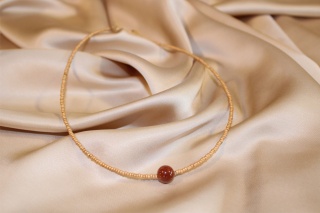 Delikatny naszyjnik z zawieszką "piasek pustyni"