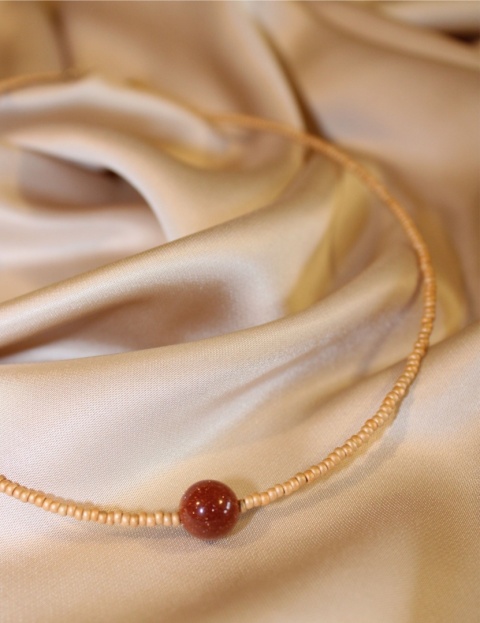 Delikatny naszyjnik z zawieszką "piasek pustyni"