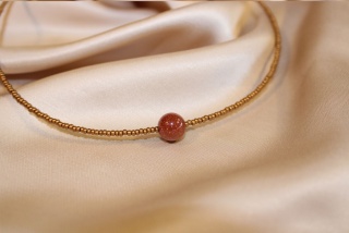 Delikatny naszyjnik z zawieszką "piasek pustyni"