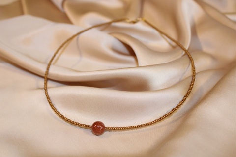 Delikatny naszyjnik z zawieszką "piasek pustyni"