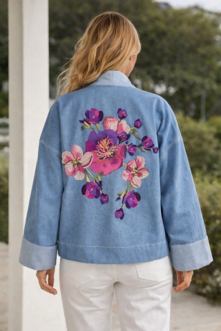 Katana z bawełnianego jeansu o nietypowym kroju z haftem w odcieniach fioletu