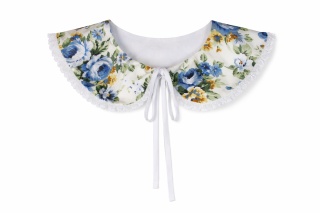 Kołnierzyk bawełniany okrągły w kwiatki w barwach niebieskich obszyty koronką