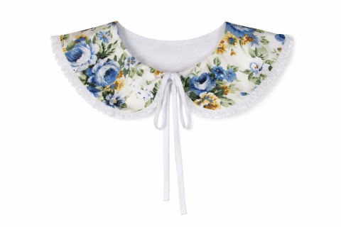 Kołnierzyk bawełniany okrągły w kwiatki w barwach niebieskich obszyty koronką