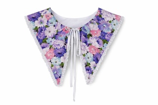 Kołnierzyk bawełniany w kwiatki w barwach fioletowych obszyty koronką