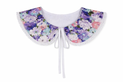 Kołnierzyk bawełniany okrągły w kwiatki w barwach fioletowych obszyty koronką