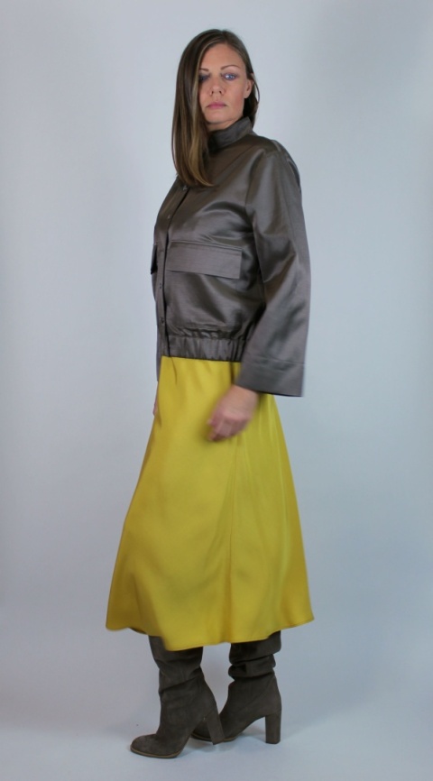 Kurtka z wiskozy w kolorze orzechowym z haftem na plecach