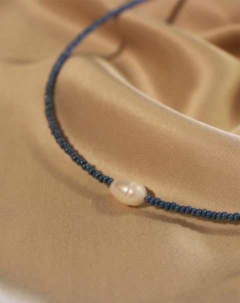 Delikatny naszyjnik z prawdziwą perłą