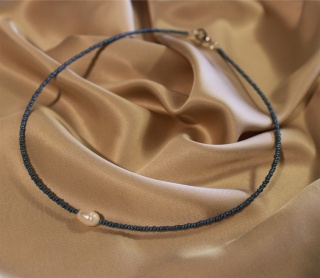 Delikatny naszyjnik z prawdziwą perłą