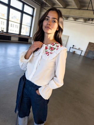 Kołnierzyk wiązany czerwone róże z falbanką