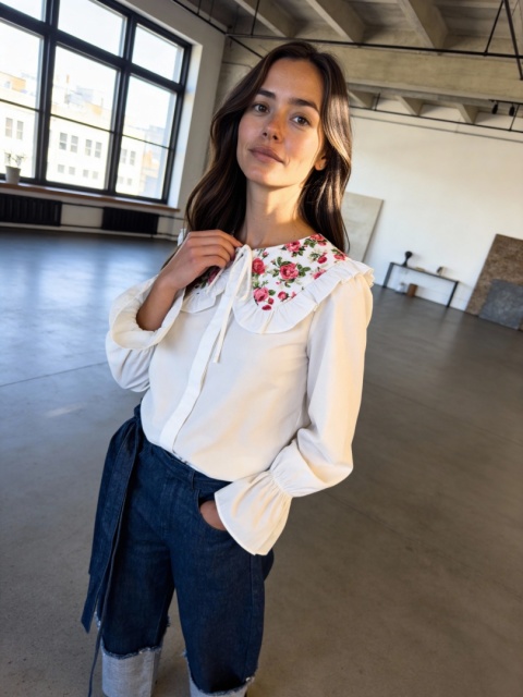 Kołnierzyk wiązany czerwone róże z falbanką