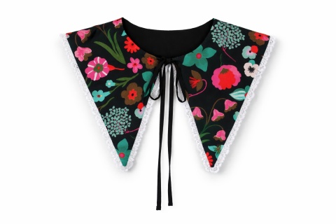 kołnierzyk bawełniany czarny z kolorowymi kwiatami obszyty koronką