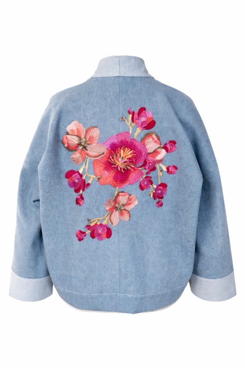 Katana z bawełnianego jeansu o nietypowym kroju z haftem w odcieniach fuksji