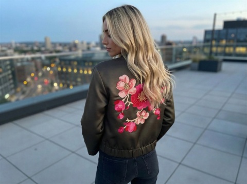 Kurtka z wiskozy w kolorze orzechowym z haftem na plecach